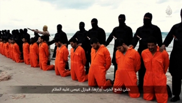 ▲IS가 이집트 콥트교회 교인들을 참수하는 영상. ⓒIS가 공개한 영상화면 캡쳐
