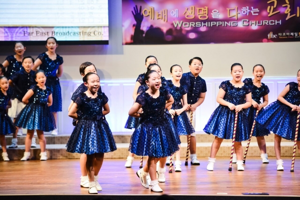 타코마 제일침례교회 구국기도회에서 공연하는 극동방송 어린이 합창단