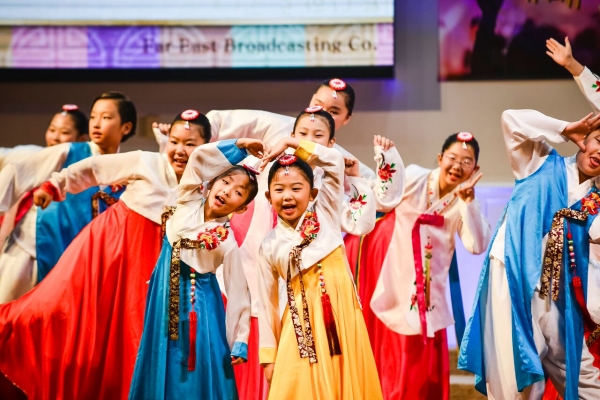타코마 제일침례교회 구국기도회에서 공연하는 극동방송 어린이 합창단