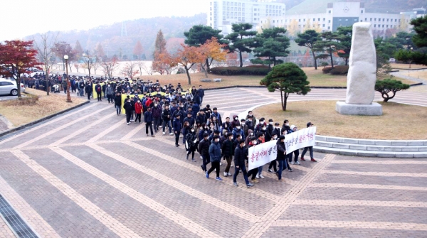 총신대 학생들이 김영우 총장 사퇴를 촉구하며 행진하고 있다.