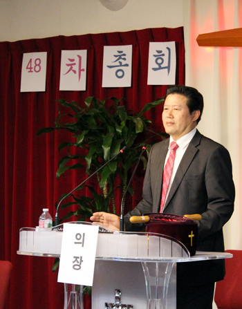 김재율 회장이 총회를 진행하고 있다.