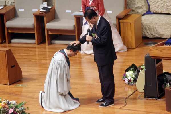 김삼환 원로목사가 김하나 목사에게 안수기도하던 모습.