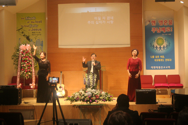 유태웅 목사(가운데)가 우정출연한 '손 사랑 수화 찬양팀'과 협동공연을 펼치고 있다.
