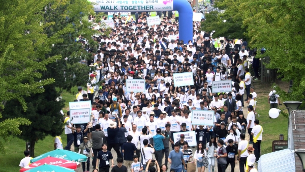 ▲자살예방을 위해 안양 평촌중앙공원에서 개최된 2016 사람사랑 생명사랑 걷기축제.