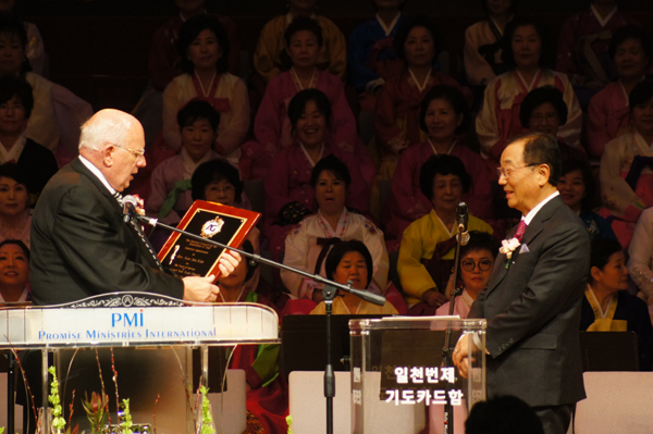 AG 감독 토마스 트라스크 목사가 김남수 목사에게 교단에서 제작한 공로패를 전달했다.