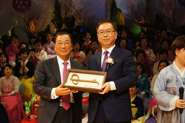 상징적으로 제작한 교회열쇠를 전달한 후 김남수 목사와 허연행 목사가 기념촬영을 했다.
