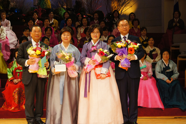 왼쪽부터 김남수 목사, 김도윤 사모, 허찬숙 사모, 허연행 목사