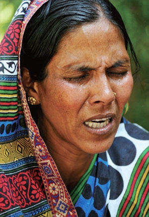 가족과 집을 잃은 인도의 여성 성도가 기도하고 있다. ⓒ한국오픈도어선교회