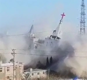 9일 오후 중국 산시성 신펀시 푸산현의 대형 가정교회인 진덩탕이 중국 당국에 의해 폭파됐다. ⓒ유튜브 영상 캡쳐