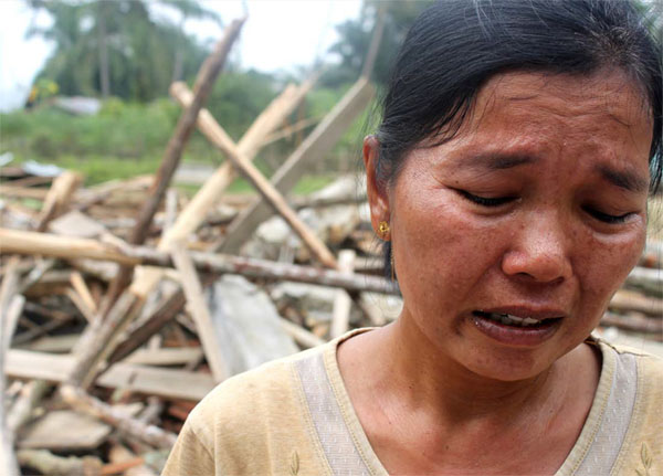 ▲인도네시아에서 파괴된 교회의 성도가 울먹이고 있는 자료사진. ⓒ오픈도어선교회