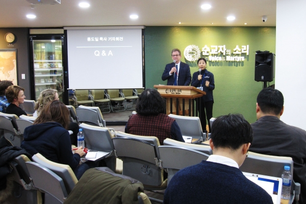 ▲톰 도일 목사가 25일 한국 순교자의 소리 사무실에서 열린 기자회견에 참여하고 있다. ⓒ이지희 기자