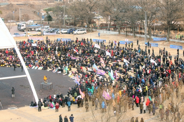 ▲충남 도민 약 1만명이 운집한 가운데 천안삼거리공원에서 기도회가 진행되고 있다. ⓒ천안=김진영 기자