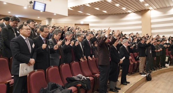 13일 열린 한국CBMC 제51차 정기총회 참석자들이 전국 지회와 해외한인 지회 활성화 등 CBMC 사역을 위해 간절히 기도하고 있다. ⓒ한국CBMC 중앙회
