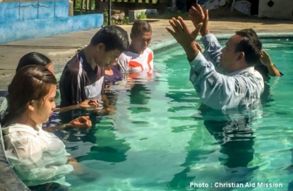 인도네시아의 한 기독교 목회자가 개종자들에게 세례를 주고 있다. ⓒ크리스천애드미션