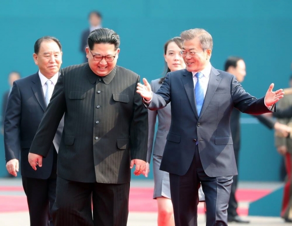 김정은 국무위원장을 평화의 집으로 안내하는 문재인 대통령, 담소를 나누며 큰 손짓과 함께 웃고 있다. ©청와대