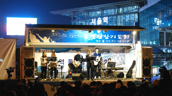 서울역 광장에서 지난 4월 30일 저녁 '북한자유주간 서울역 통일광장기도회'가 열렸다. ©홍은혜