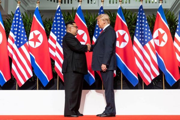 ▲미국 도널드 트럼프 대통령(오른쪽)과 북한 김정은 국무위원장이 악수하고 있다. ⓒ백악관(The White House)