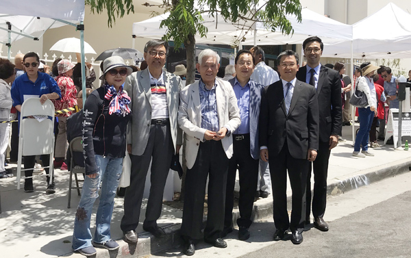 나성열린문교회 앞에서 만난 교계 지도자들. (왼쪽 두번째부터) 김영 전 남가주장로협회장, 송정명 목사, 이성우 목사, 박헌성 목사