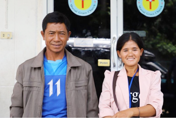 컴패션 후원을 받고 있는 태국 동굴 소년의 부모가 교회 밖에서 찍은 사진. ⓒ컴패션 인터네셔널
