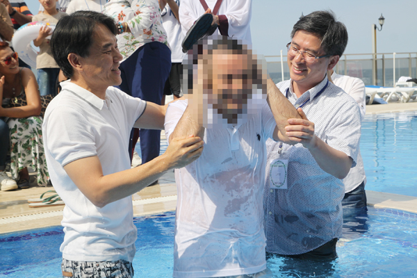 이번 터키 연합수련회에서 10명의 새신자들이 세례를 받았다. 사진 가장 오른쪽이 이상명 총장.