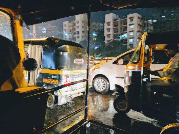 ▲인도 뭄바이의 택시들. ⓒMalhar Garud on Unsplash
