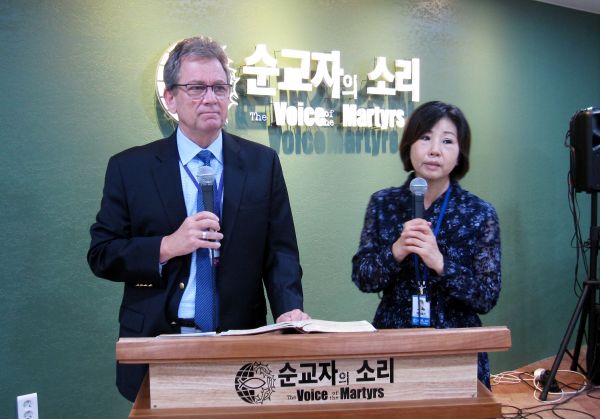 중동전문가이자 베스트셀러 작가인 톰 도일 목사(좌측)와 한국 순교자의 소리 대표 현숙 폴리 박사(우측) ⓒ이지희 기자