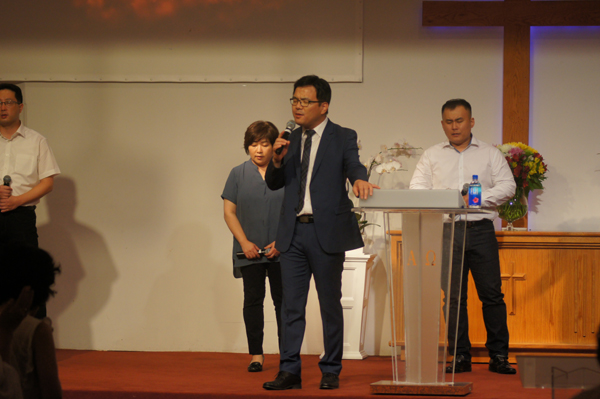 박종호 장로 초심 찬양집회에서 박윤선 목사가 집회를 위한 시작기도를 하고 있다.