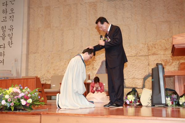 ▲김삼환 목사가 김하나 목사에게 안수기도하고 있다.