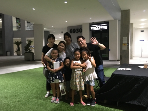 세미나에 참석한 부모와 자녀들과 함께 사진을 촬영한 데니스 홍 소장