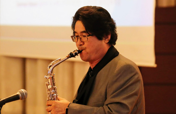 CBSN합창단장 유진웅 교수가 색소폰 연주를 하고 있다.
