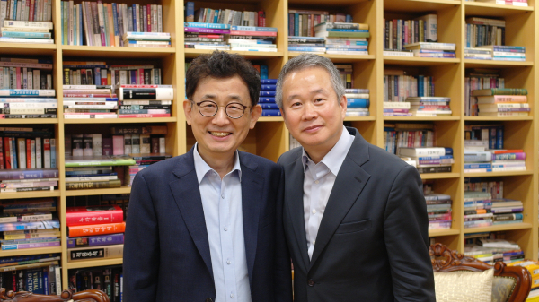 서울씨티교회 조희서 목사(왼쪽)와 SBS 이상호 PD. ©김규진 기자