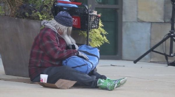 
▲교회 앞에서 노숙자 차림으로 노숙하고 있는 맥도날드 목사. ⓒ유튜브 영상캡쳐
