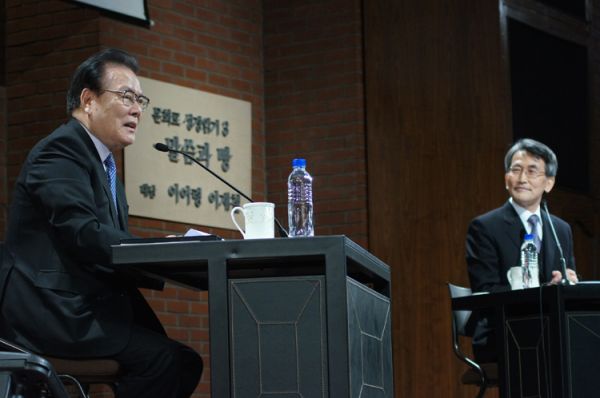 ▲이어령 박사와 이재철 목사(왼쪽부터)가 양화진문화원 주최 대담을 진행하는 모습. ⓒ양화진문화원 제공