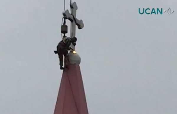 중국 링쿤 지역에 소재한 미카엘 성당의 십자가가 철거되고 있다. ⓒ유튜브 영상 캡쳐