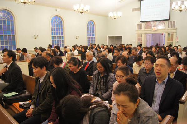 뉴욕교협이 주관하는 웨체스터지역 부활절연합예배가 뉴욕백민교회에서 진행됐다. 예배에 앞서 힘찬 경배와 찬양 시간이 이어졌다. 참석자들이 뜨겁게 기도하고 있다.