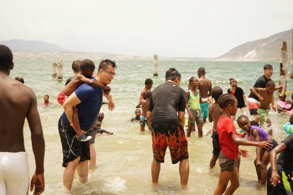 아이티를 방문한 젊은이들은 물놀이를 함께 하며 현지 고아원 어린이들을 위해 봉사했다. 