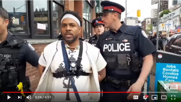 캐나다 토론토 LGBT 타운에서 노방전도를 하다 경찰에 체포당한 데이빗 린 목사 / 출처 = 유튜브 동영상 캡처