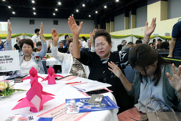 은혜한인교회에서 거행된 6.25 한국전쟁 69주년 상기예배 및 연합 기념행사에서 대한민국의 평화와 통일을 위해 합심기도하는 참석자들