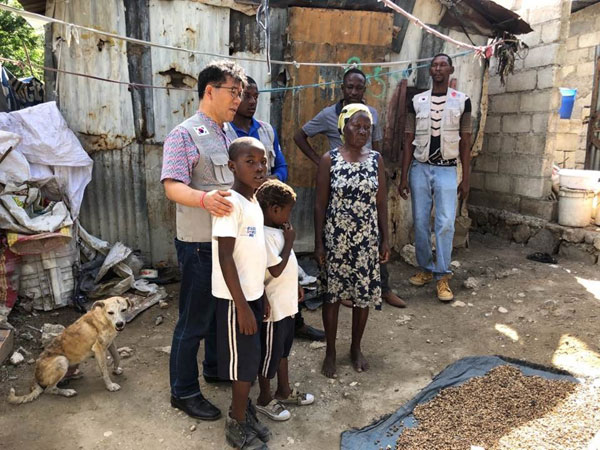 하이티 투찌에 마을을 방문한 월드쉐어 USA 강태광 목사