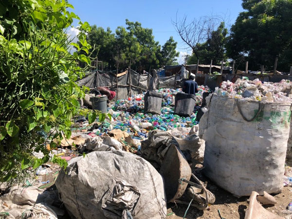 쓰레기 더미 위에 형성된 하이티 투찌에 마을