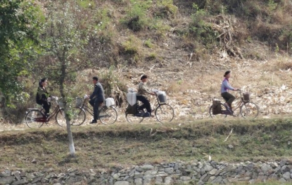 자전거 타는 북한 주민들. ⓒ한국오픈도어