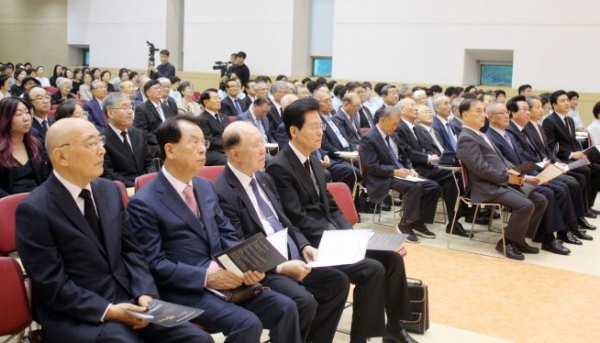 앞줄 왼쪽부터 추모사를 전한 김호용 장로, 김삼환·곽선희·이정익 목사. ⓒ이대웅 기자