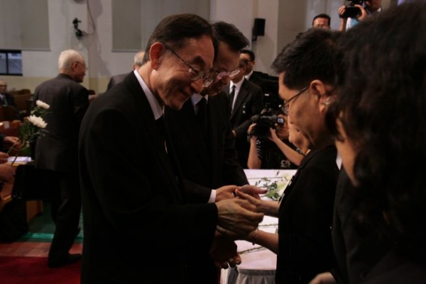 김명혁 목사(맨 왼쪽)가 10년 전 장례예배에서 정진경 목사 가족들을 위로하고 있다.