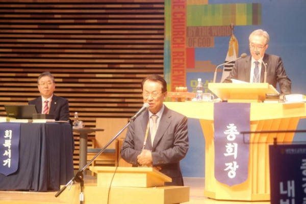 지난 9월 총회에서 명성교회 김삼환 원로목사가 총대들에게 인사말을 하고 있다. 