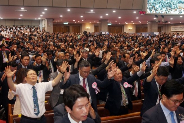 총회장 이·취임 감사예배 참석자들이 두 손을 들어 간절히 기도하고 있다. ⓒ김진영 기자