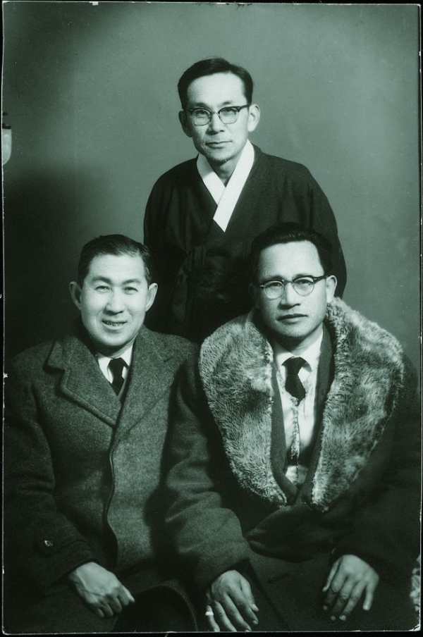 세 명의 기도 동지. 앞줄 왼쪽이 김진홍, 오른쪽이 박윤선, 뒤에 선 이가 방지일 목사. ⓒ홍성사 제공