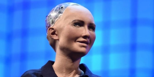 2015년 제작된 인공지능 휴머노이드 로봇 소피아. 인공 인격을 창조하려는 욕망의 결실 가운데 하나다.