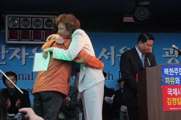 한 탈북민과 포옹하고 있는 수잔 숄티 대표. 