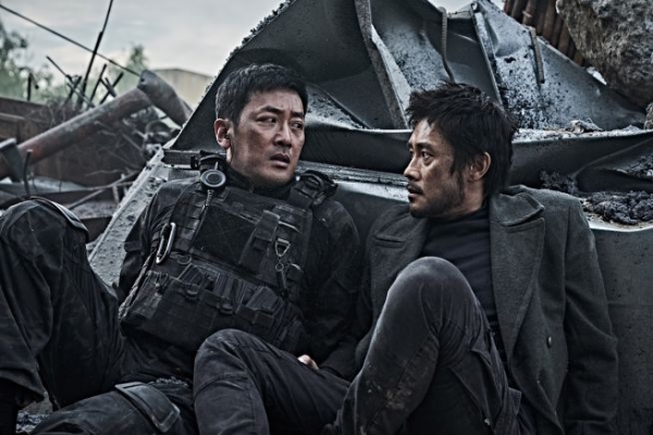 영화 <백두산>의 두 주인공, 조인창(하정우 분)과 리준평(이병헌 분). 민족의 생존을 위협하는 재앙 앞에 협력하는 남과 북을 대표하는 캐릭터들이다.