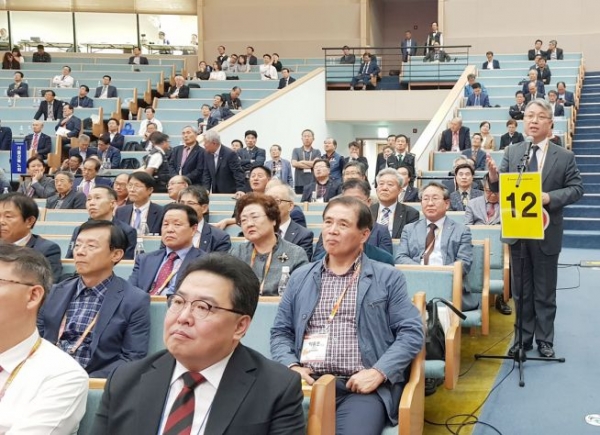 법원에 의해 직무정지당한 이후인 지난 9월 예장 통합 총회에서 총대로 참석해 서울교회 문제를 해결해 달라며 발언하고 있는 박노철 목사. 